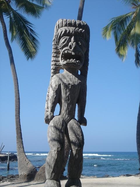 ki'i (carved wooden images)